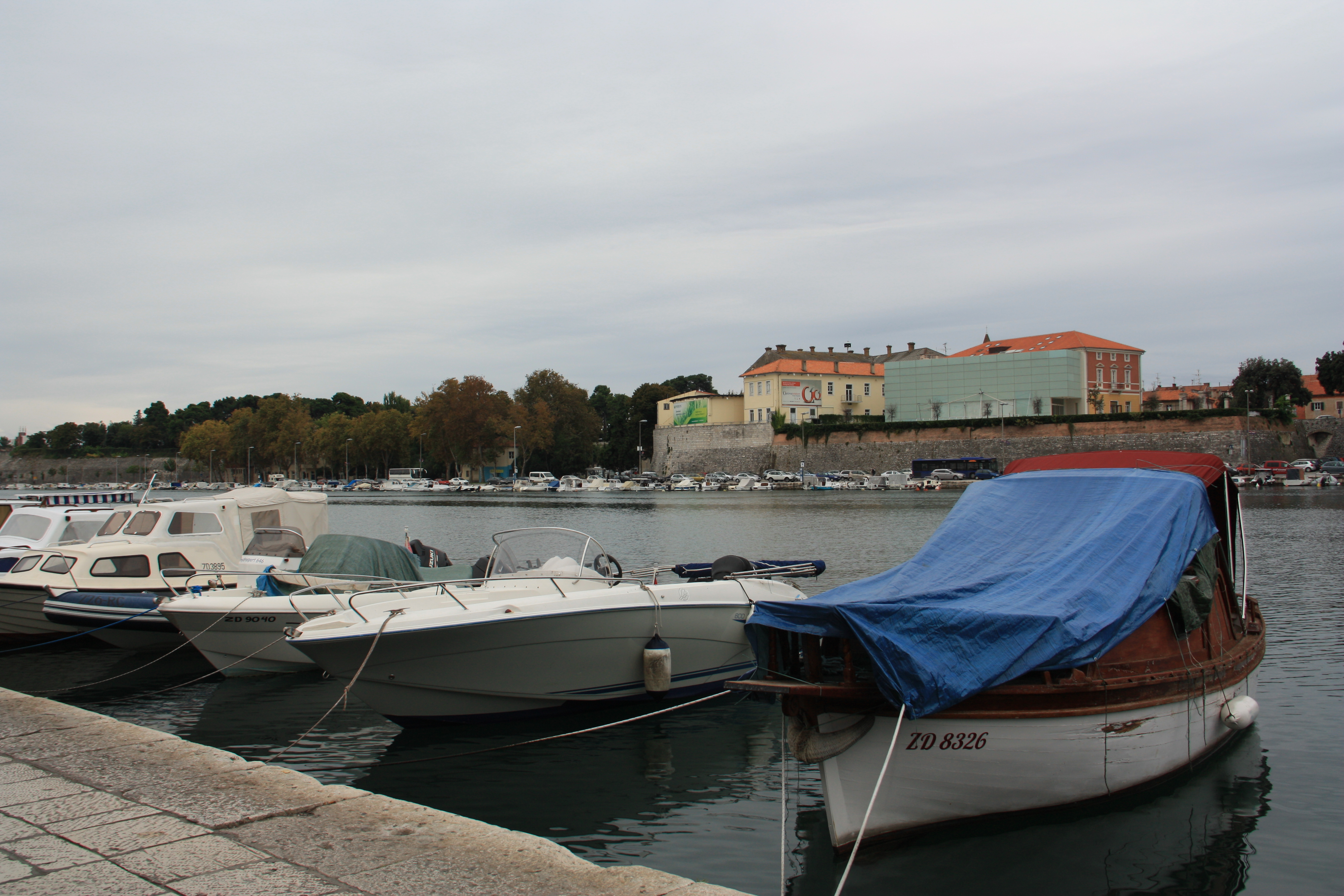 Zadar csónak kikötő Horvát tengerpart