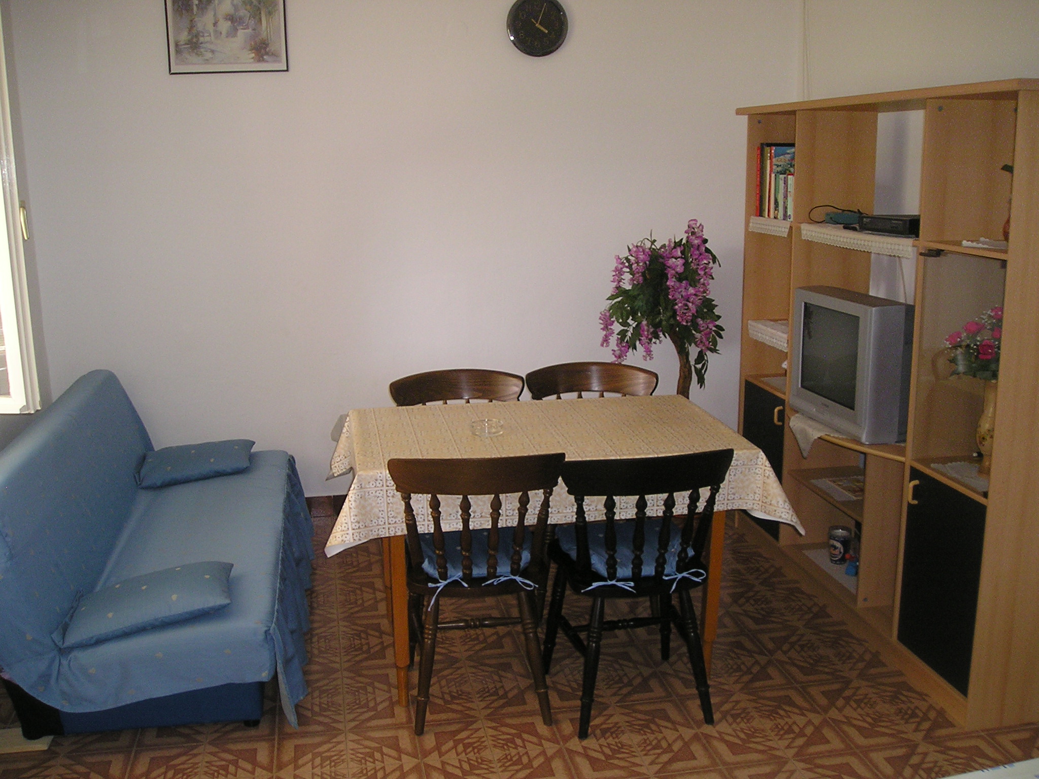 étkező, asztal, polc, tv, kanapé