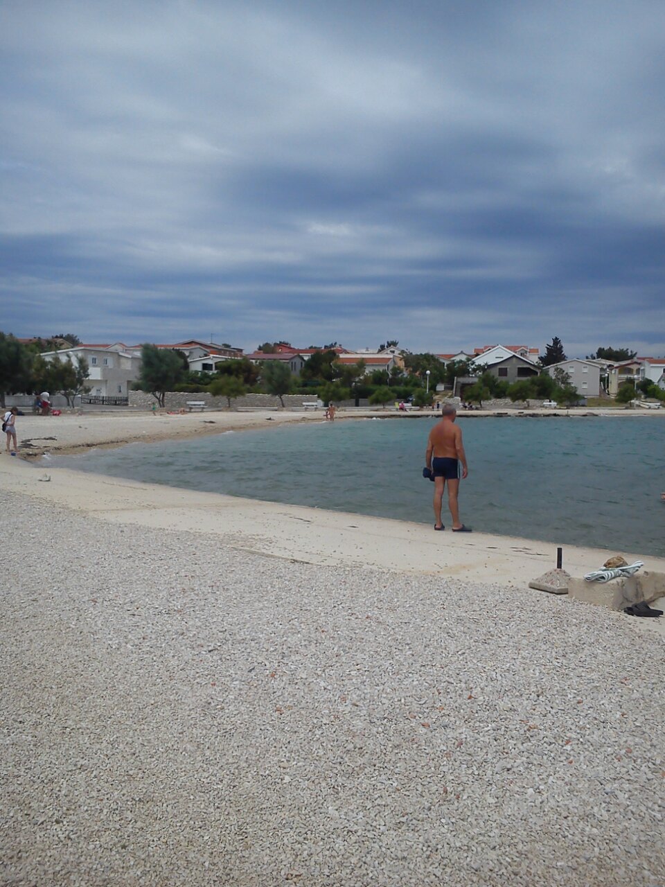 apró kavicsos strand