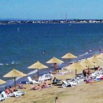 apró kavicsos homokos strand