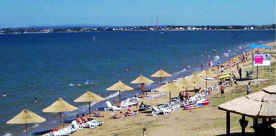 apró kavicsos homokos strand