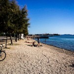 apró kavicsos strand