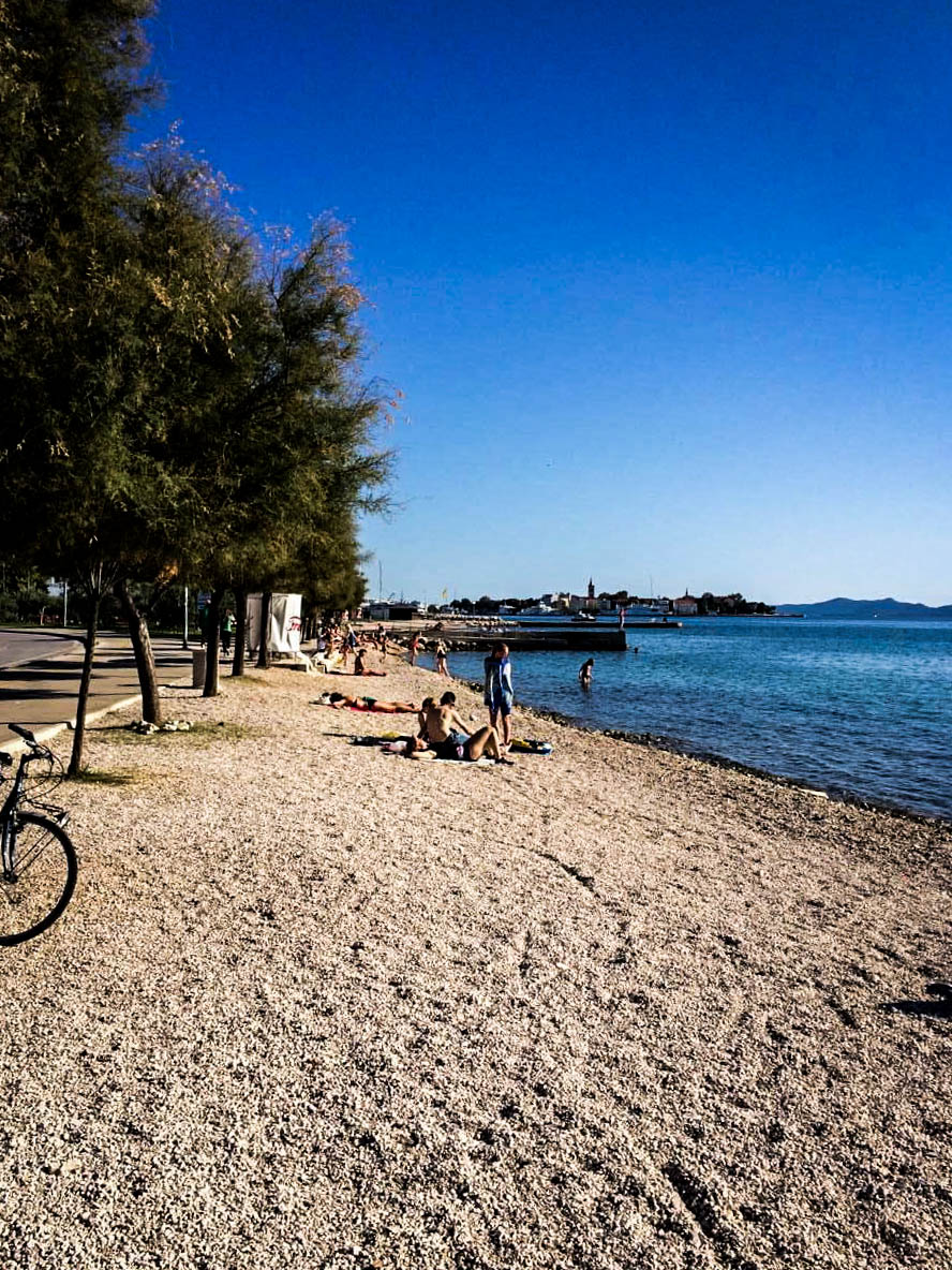 apró kavicsos strand