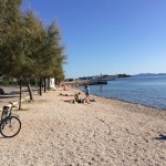 apró kavicsos strand