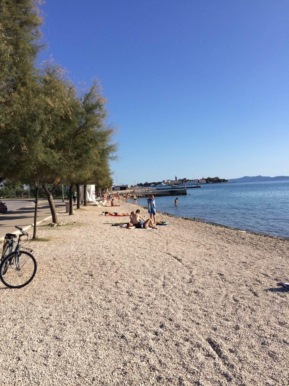 apró kavicsos strand