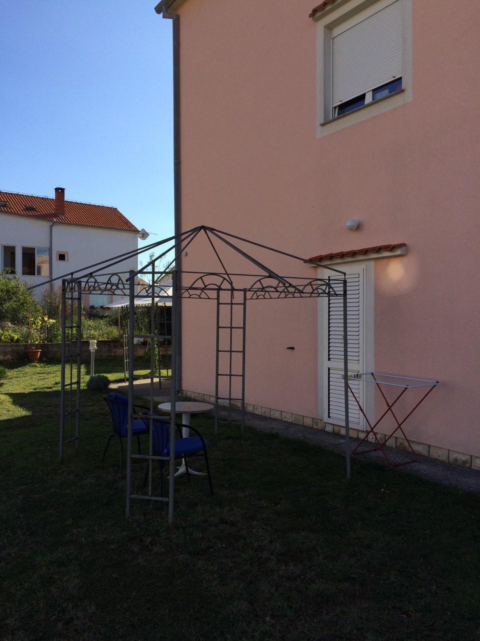 apartman napozó kert
