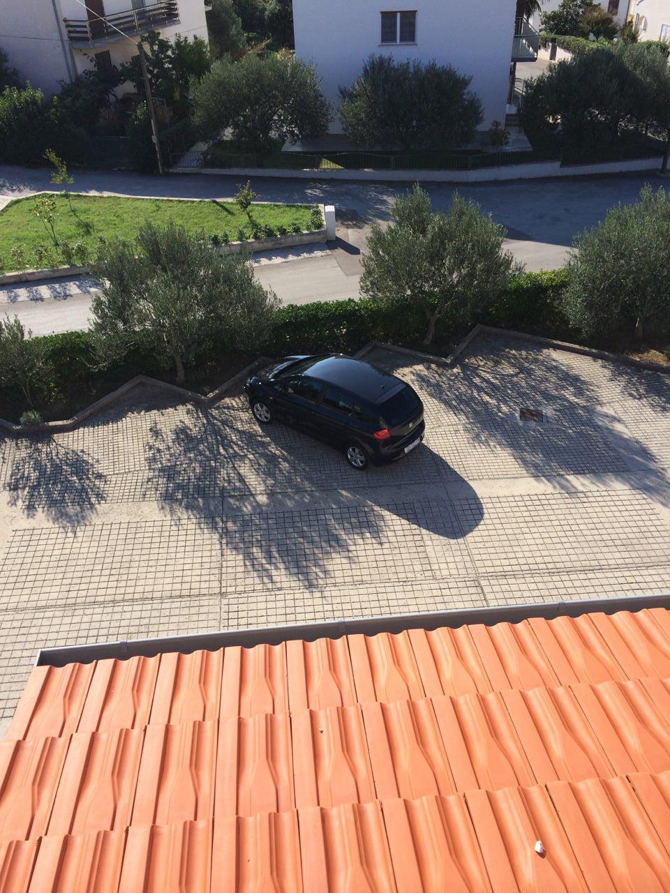 kilátás az apartmanból, parkoló