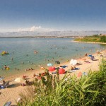 apró kavicsos homokos strand