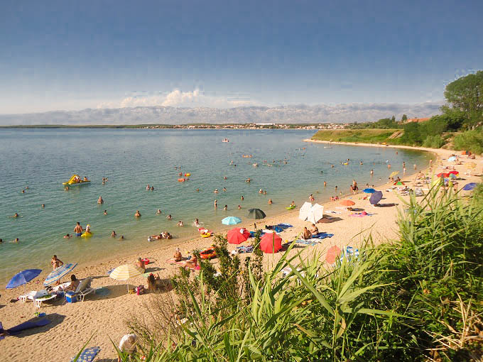 apró kavicsos homokos strand