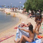 strand, napozó emberek