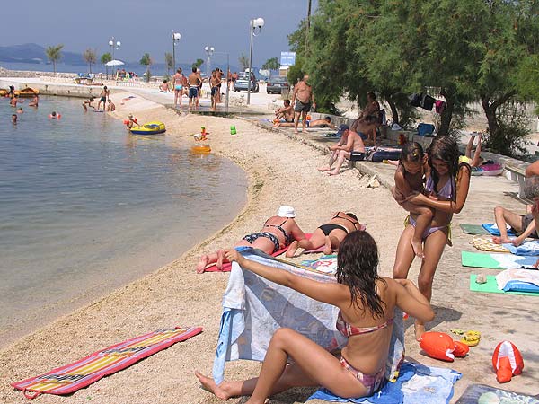 strand, napozó emberek
